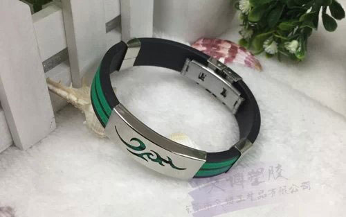 青年旅行社在我司定制的硅膠手環(huán)產(chǎn)品展示