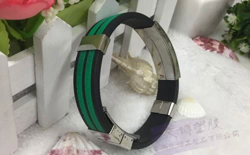 青年旅行社在我司定制的硅膠手環(huán)產(chǎn)品展示