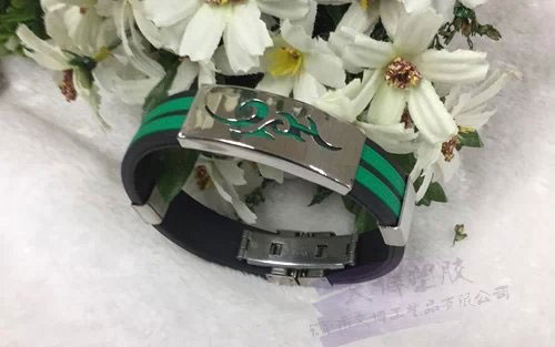 青年旅行社在我司定制的硅膠手環(huán)產(chǎn)品展示